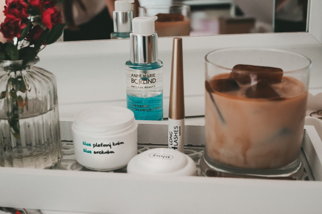 Hyaluron-Shake von Annemarie Börlind, Augenbrauen-Serum von Long4Lashes und Creme von Ziaja