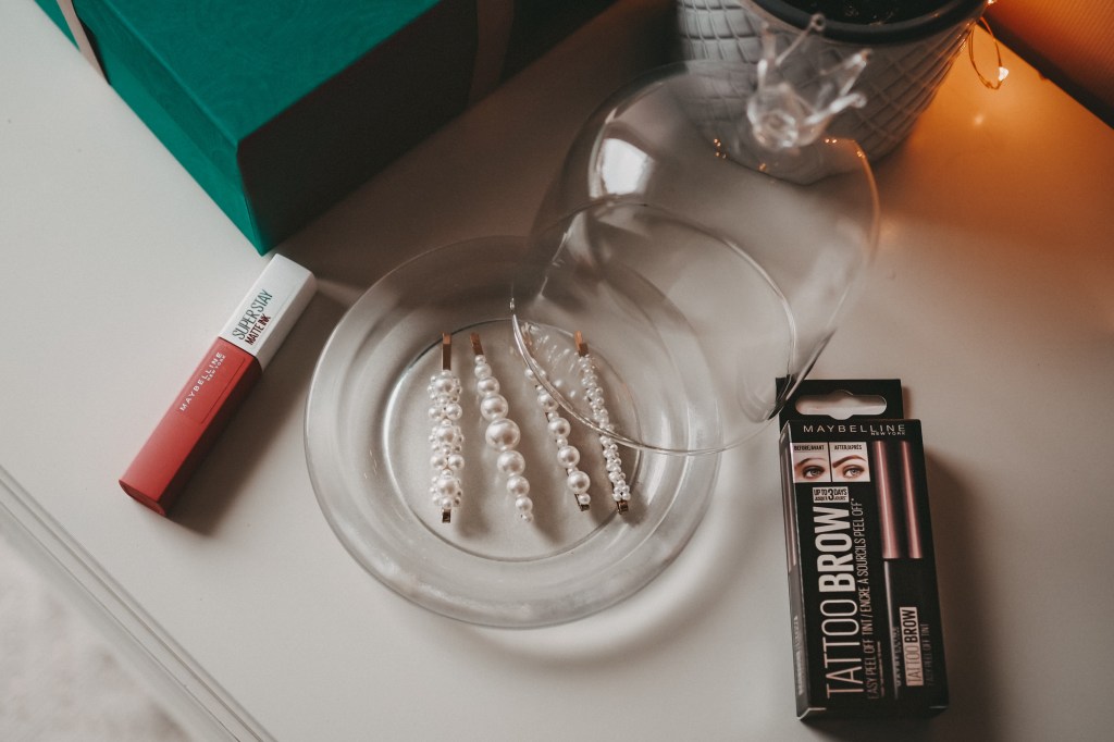 Lippenfarbe und Augenbrauenfarbe von Maybelline, Haarspangen von BrushArt