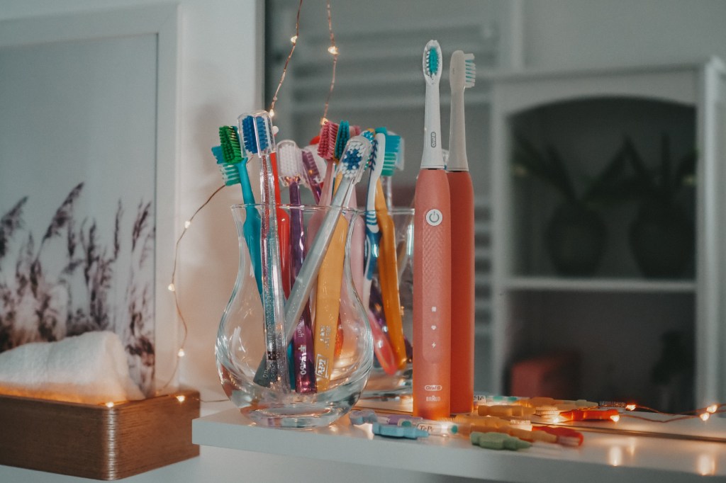 Verschiedene Zahnbürsten
