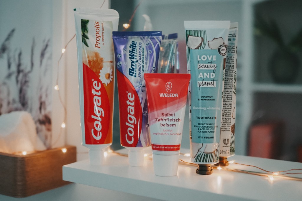 Verschiedene Zahncremes 