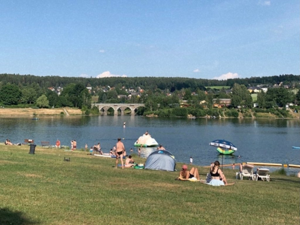 Der Badesee an der Talsperre Malter