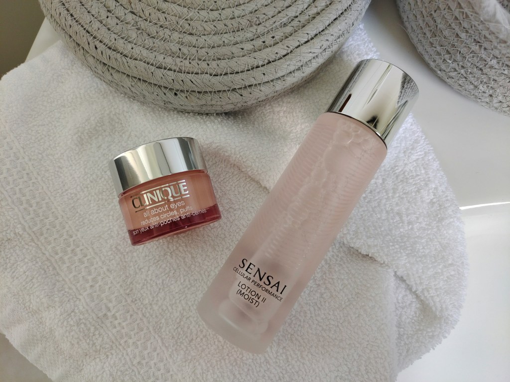 Gesichtswasser von Sensai und Augencreme von Clinique 
