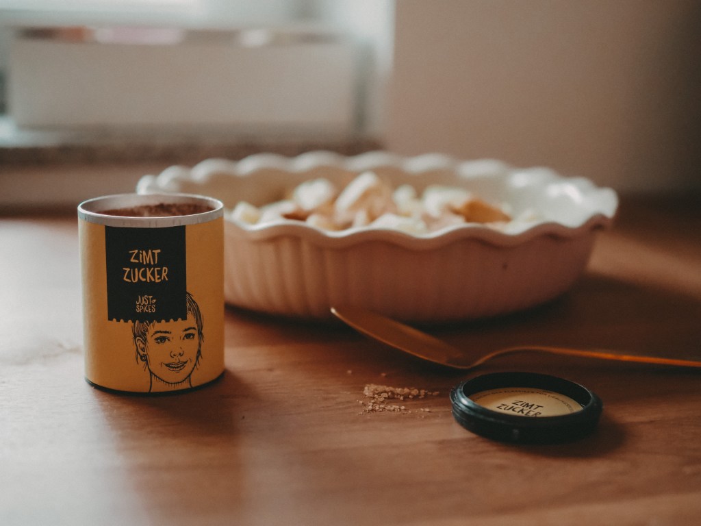 Zimt und Zucker für die Äpfel