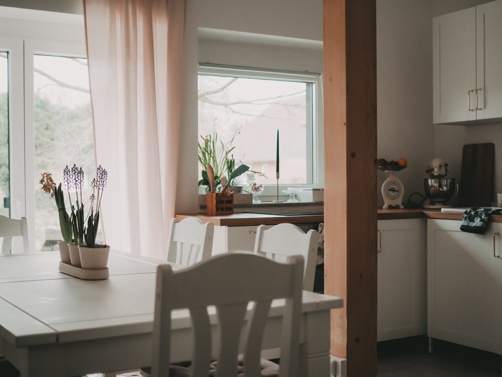 die rosa Vorhänge geben dem Raum etwas leichtes 