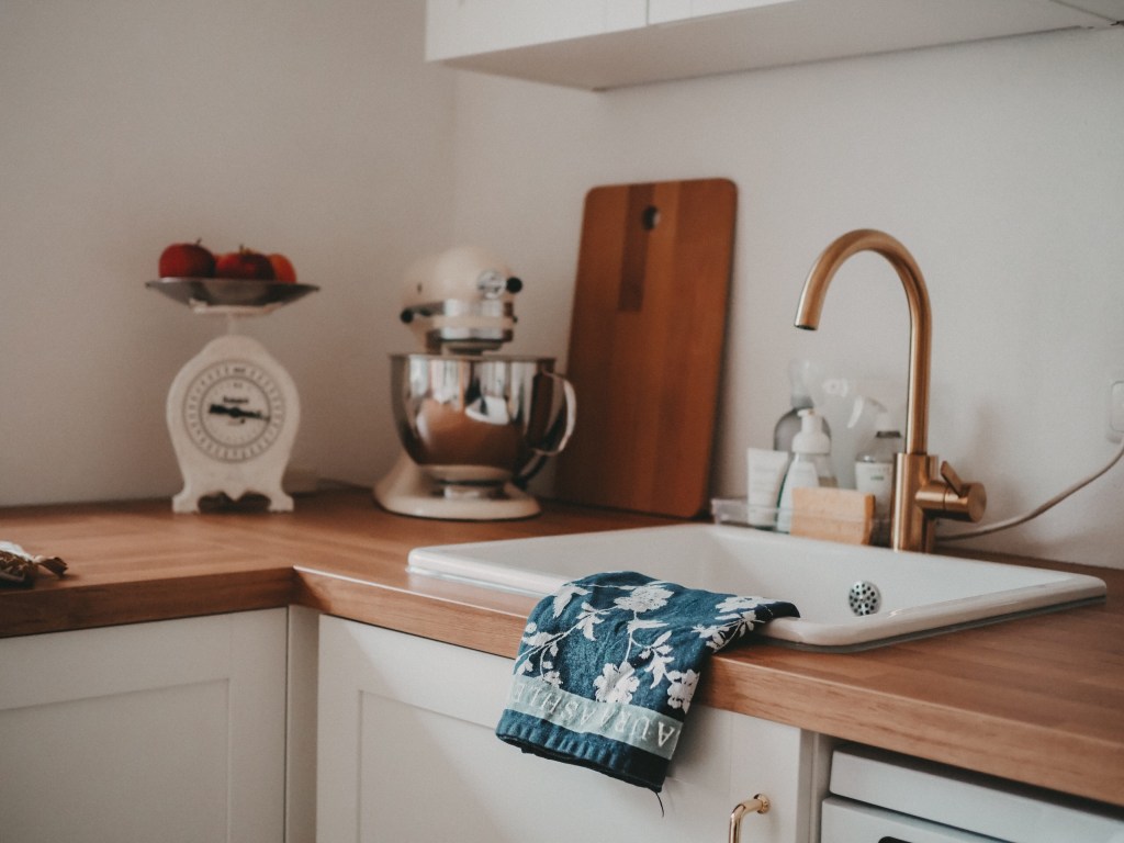 Eine Küche mit goldenen Akzenten 