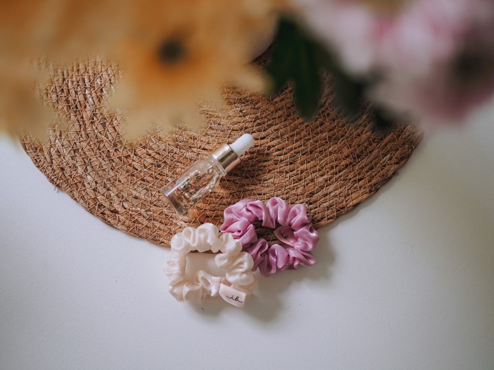 Nagelöl und Haargummis